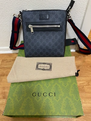 Gucci GG supreme  - Säljer min Gucci axelväska på grund av använder ej längre. Fick den som studentpresent. Den kostar 13 tusen helt ny. Pris kan diskuteras vid snabb affär.
