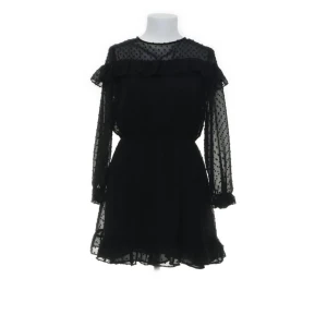 Svart Zara klänning - Jätte söt klänning från Zara köpt på sellpy. Liten i storleken❣️