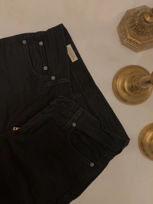 Svarta Jeans Levi’s Raka - Straight Jeans från Levi’s. Nyskick. Helt svarta. Säljer då de inte passar 🖤