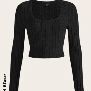 Topp - Helt ny kroppad topp från Shein, köpte för 50kr, säljer för 25kr. Kan fraktas men köparen står för frakten 💕