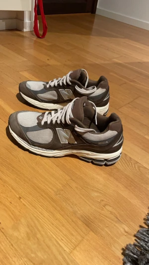 2002 r skor (newbalance)  - Bra skicka låda finns tyvärr ej 