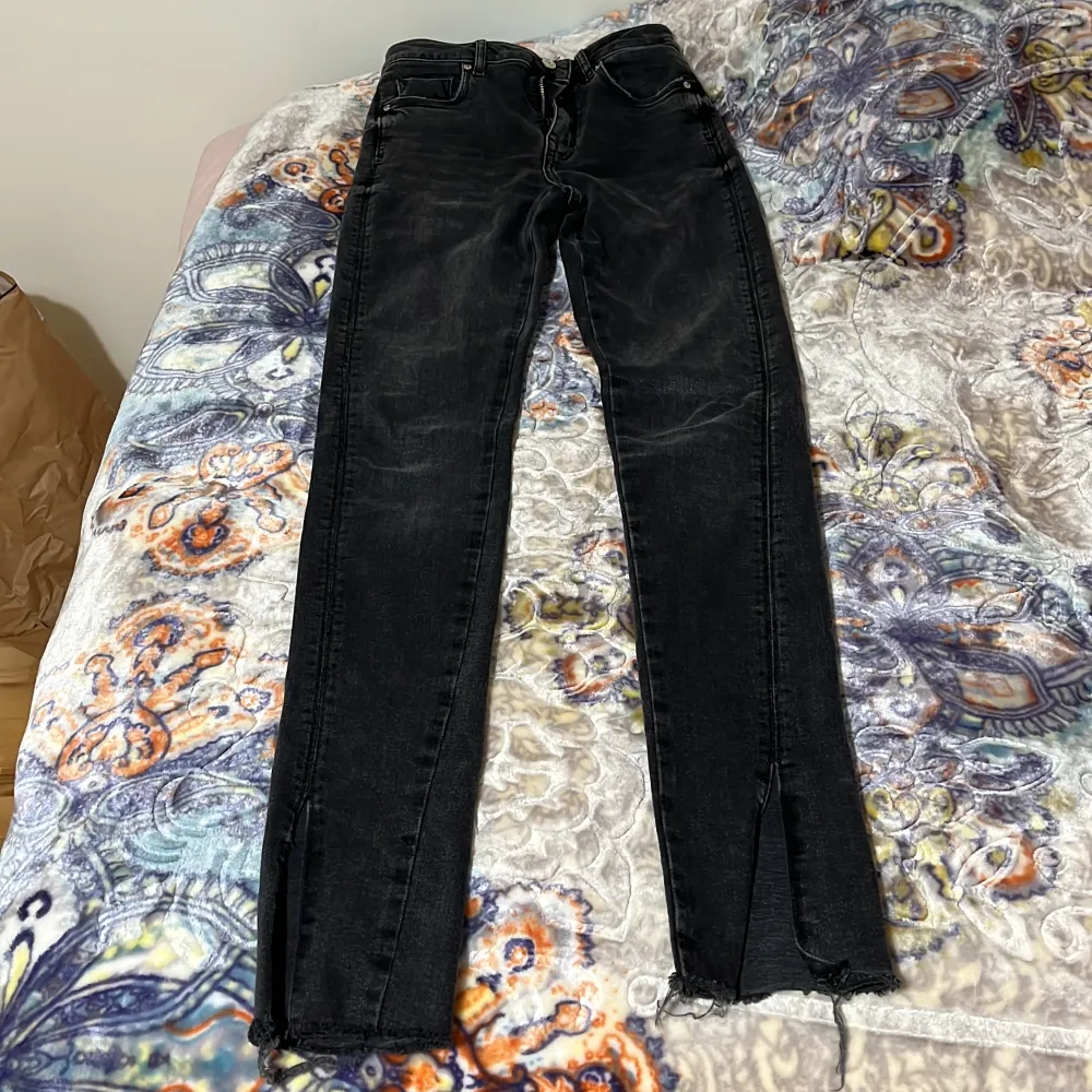 Mörkgråa jeans med slits nertill. Köpta från Zara och är i fint skick. Säljs pga att de är för långa för mig. . Jeans & Byxor.