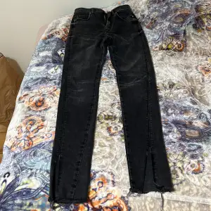 Mörkgråa jeans med slits nertill. Köpta från Zara och är i fint skick. Säljs pga att de är för långa för mig. 