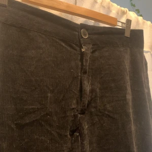 Manchestersbyxor - Jättesköna manchesterbyxor som blir lågmidjade. Inget bälthållare runt midjan. Stora o pösiga. Använd få gånger