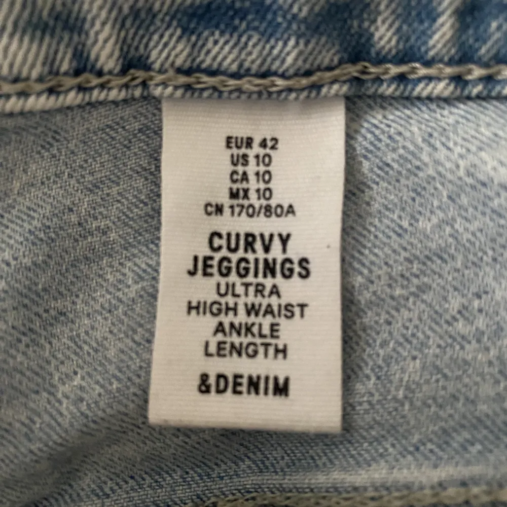Superfina jeans från H&M då det är för små så säljer jag dom🩵. Jeans & Byxor.