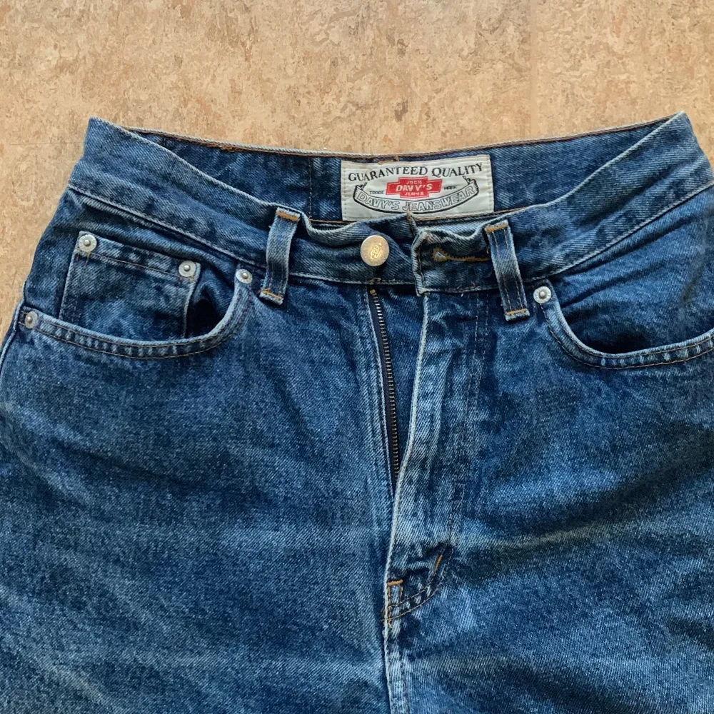 Midrise jeans från davy’s. Klassisk jeansfärg och 100% bomull. Jättesnygga men har tyvärr blivit för små! . Jeans & Byxor.