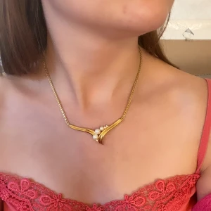 Halsband pärlor  - Ett vackert guldfärgat halsband med pärlor   Okänt material 