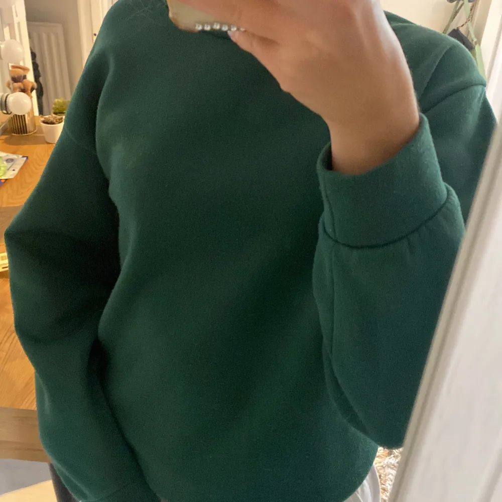 En mörkgrön sweatshirt! Jättebekväm, strl S💕. Tröjor & Koftor.