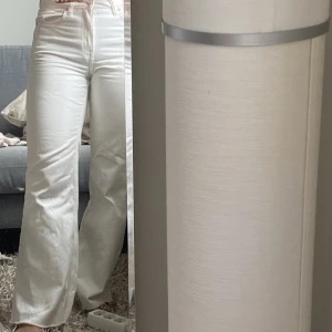 Vita jeans  - Ett par vita jeans bootcut/vid passform från Weekday. Storlek 26 men passar även mig som är 27. Inte använda mycket och i bra skick:)