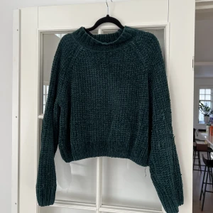 Tröja från h&m - Säljer min gröna tröja från H&M som är ett otroligt mysigt material och superfin till alla underdelar💚Köp nu och få gratis frakt! Pris kan diskuteras. Alla kläder kommer självklart tvättas en extra gång innan leverans📦