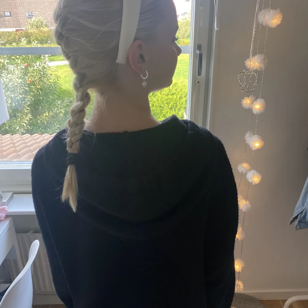 Säljer denna super fina stickade hoddien. Jätte bra skick. Hör av er vid intresse💕. Neuleet.