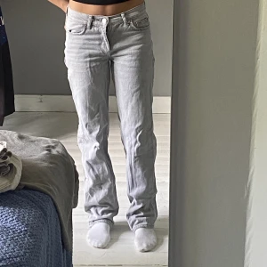 Lågmidjade gråa jeans - Lågmidjade gråa jeans den ginatricot i jättefint skick!💗