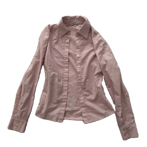 Rosa skjorta  - Rosa skjorta från Classic Wiman, står storlek 42 men skulle mer säga S/M! Mycket bra skick🎀
