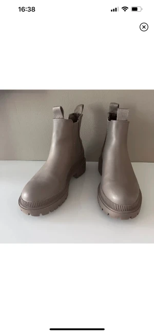 Boots - Använda en gång. Liten klack. Super fina på. Passar perfekt till hösten.