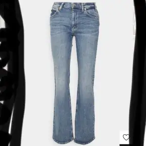 Gap jeans helt oanvända. Köptes för 400kr. Modell: 90s loose flare mid rise. Skriv gärna i dm för frågor och bilder 💕