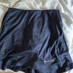 Blå kjol från PeakPerformance. Aldrig använd. Har fickor och shorts 