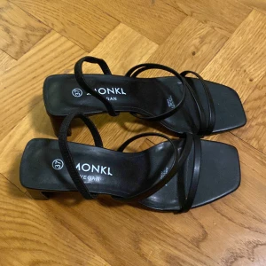 Monki remsandaletter - Oanvända remsandaletter. Elastisk rem vid hälen. 