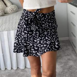 Jättefin volang kjol med shorts under, använd men jättefint skick ändå🤍