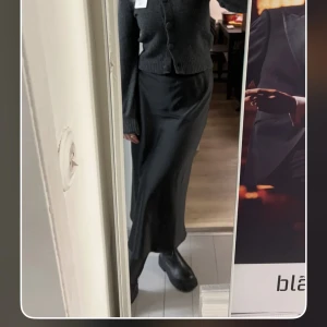 Svart satinkjol - Svart satinkjol från Lindex, använd fåtal gånger 