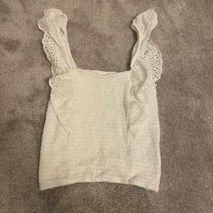 Vit sommar topp - En söt vit sommar topp från Zalando . Med ”volanger” ish på tröjan . Skriv privat för mer frågor🫶