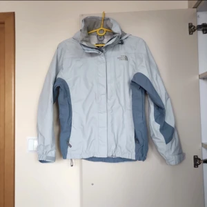 North face jacka - The North face jacka. Storlek xs. Liten missfärgning under högra ärmen. Skriv för mått
