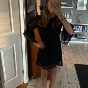 Mörkblå klänning -  En jättesöt mörkblå klänning från H&Ms barnavdelning. Storlek 146/ 152. Passar mig som är 155 typ. Knappast använd så i väldigt bra skick.  Pris kan diskuteras. 