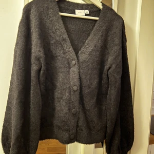 Svart kofta från Vila - Knappt använd kofta med vidare ärmar och klädda knappar. 