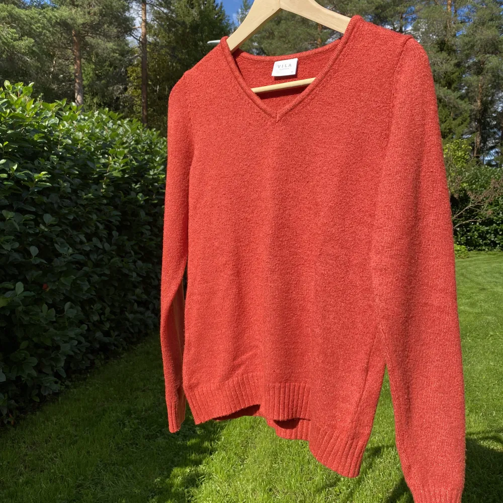 Säljer en jättefin stickad tröja i kopparfärg/röd från Vila i storlek XS. Den är i fint skick!. Stickat.