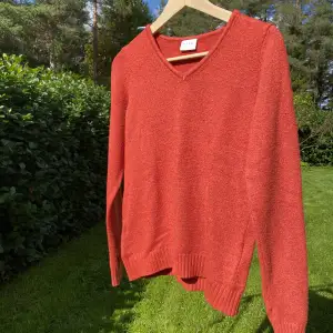 Säljer en jättefin stickad tröja i kopparfärg/röd från Vila i storlek XS. Den är i fint skick!