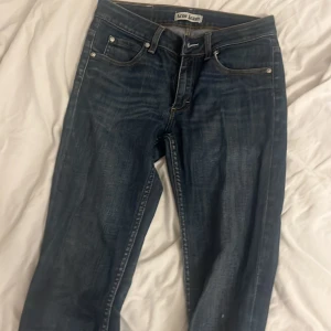 Acne jeans - Ett par jätte fina jeans men tyvärr lite små för mig i midjan använt fåtals gånger tyvärr 