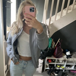 Grå bomberjacka - Jag säljer denna snygga bomberjacka från lager 157, perfekt nu till hösten. Nyskick💕