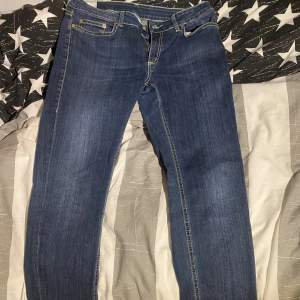 Säljer mina dondup jeans storlek 32! Modellen är George Skinny Köpte de på Sellpy förra veckan, men storleken passade inte mig!  De är äktehetskontrollerade av Sellpy o skicket är så gott som nytt skulle jag säga!🔝 Skriv ifall du har några funderingar🤙🏾