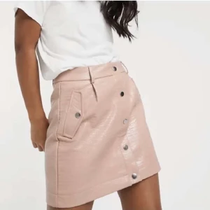 Kjol - 50 kr aldrig använd