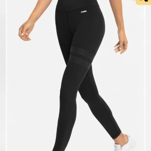 Stronger träningsbyxor  - Svarta träningsbyxor från stronger! Sällan använda och bra skick!🩵sina vanliga två sträck på det vänstra benet