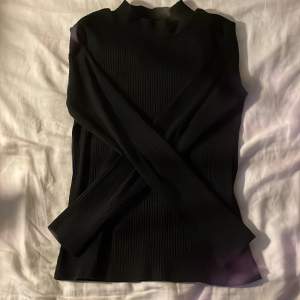 Jättefin långärmad svart tröja i storlek 12-14 yrs.💞 Den passar mig perfekt som är en som bär storlek XS. Fråga om frakt.