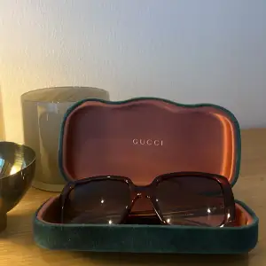 Gucci solglasögon köpt för 2185 kr. Äkthetsbevis finns. Modell GG oversized square acetate i färgen havana/brown. Använda ca 3 gånger. Köparen står för frakten.