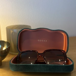 Gucci glasögon  - Gucci solglasögon köpt för 2185 kr. Äkthetsbevis finns. Modell GG oversized square acetate i färgen havana/brown. Använda ca 3 gånger. Köparen står för frakten.