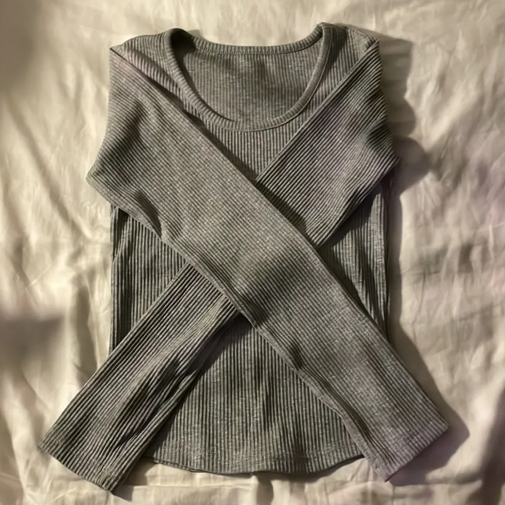 Jättesöt grå ribbad långärmad tröja i storlek small.💘💘 Helt oanvänd och är i perfekt skick. Fråga om frakt.. Toppar.