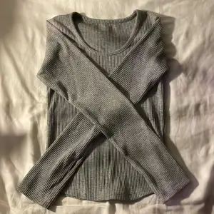 Jättesöt grå ribbad långärmad tröja i storlek small.💘💘 Helt oanvänd och är i perfekt skick. Fråga om frakt.