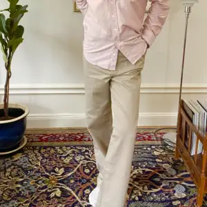 Feta vintage Chinos från Ralph Lauren med wide straight passform i beige. Sitter snyggt som attan men har för många. Frågor? Dm!
