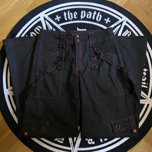 Killstar byxor  - Killstar byxor med pentagram knappar o bortagbara hängslen. Bra skick, knappt använda. Low waisted, storlek M. Ordinarie pris: cir 1100kr (79.95£) ✨Skriv för mer bilder✨