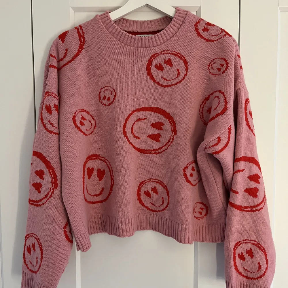 Stickad tröja med smileys från ASOS. Lite noppig men i övrigt bra skick☺️ Vid frågor är det bara att höra av sig!💕. Stickat.