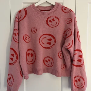 Smiley tröja - Stickad tröja med smileys från ASOS. Lite noppig men i övrigt bra skick☺️ Vid frågor är det bara att höra av sig!💕