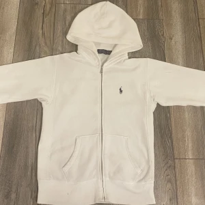 Polo hoddie hel vit - Fin tröja skick 8/10, inte använd så mycket  För liten på mig nu, ny pris 1500 Frakt eller mötas i Linköping  