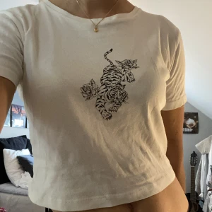 Babytee - Söt mini t-shirt från Pull&Bear. Använd men fortfarande i fint skick! Säljes så den inte kommer till användning längre. Strl M men passar även S. 