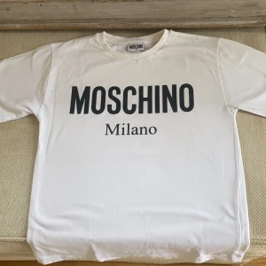 Moschino tshirt junior stl 234 - Moschino tshirt junior i perfekt skick. Finns i Bandhagen.  Kan skickas, köparen står för frakten 