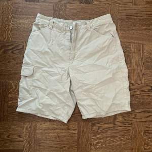 Jätte snygga shorts med en cool ficka på sidan!!! Säljer för kommer inte till användning längre:(