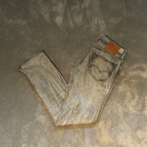 Levis 511 - Tja, säljer nu mina riktigt feta jeans från Levis(511). Byxorna är i riktigt bra skick(9/10). Nypris 1300kr jag säljer dom för 599kr