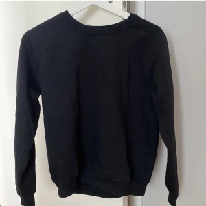 Basic svart crewneck - Snygg crewneck köpt på lager157! Inte använd något! OBS har katter hemma!!