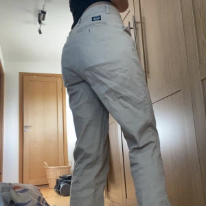 Chinos  - Fina beiga chinos från dockers. Jag är 175 cm lång och de är bra i längden. Kan frakta men även mötas upp i Malmö eller Lund:) 